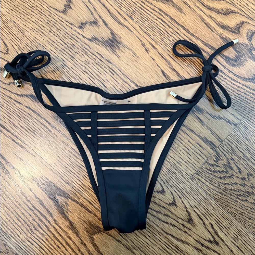 Beach Bunny Hard Summer Bikini Bottoms - Black
Size XS